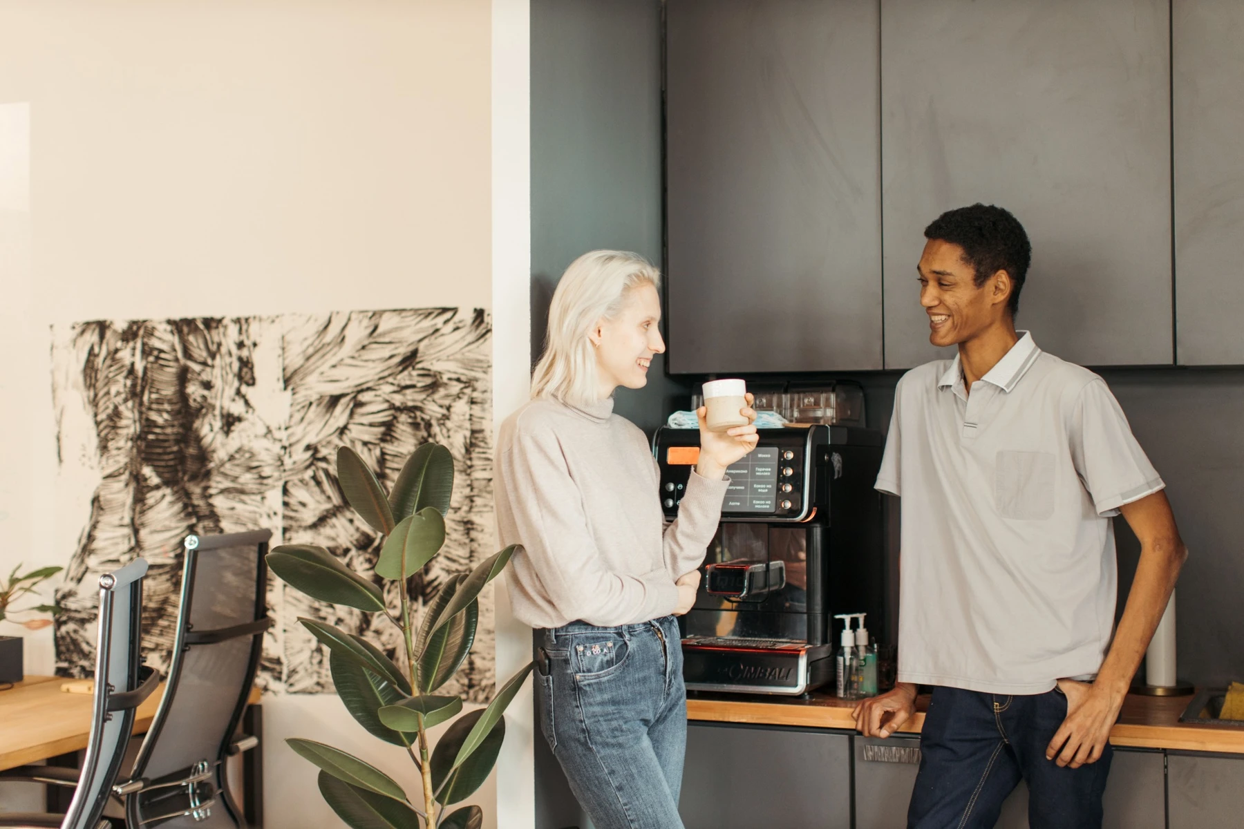 Samen koffie drinken op het werk